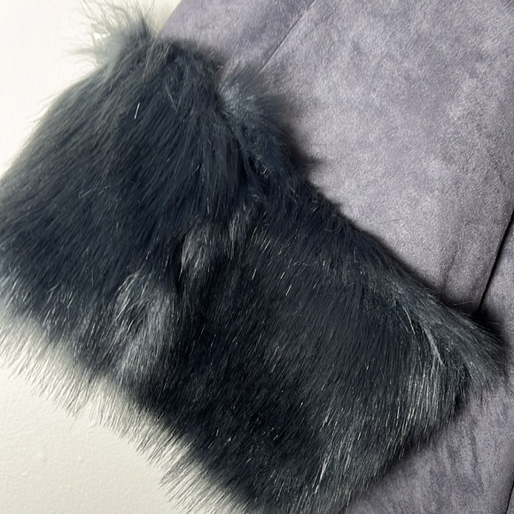 JAYLEY Grey Faux Fur Faux Suede Cape - Picture 4 of 13